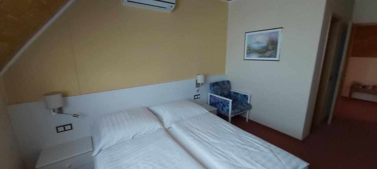 Holp Panzio Hotel Balatonfoldvar Exterior photo